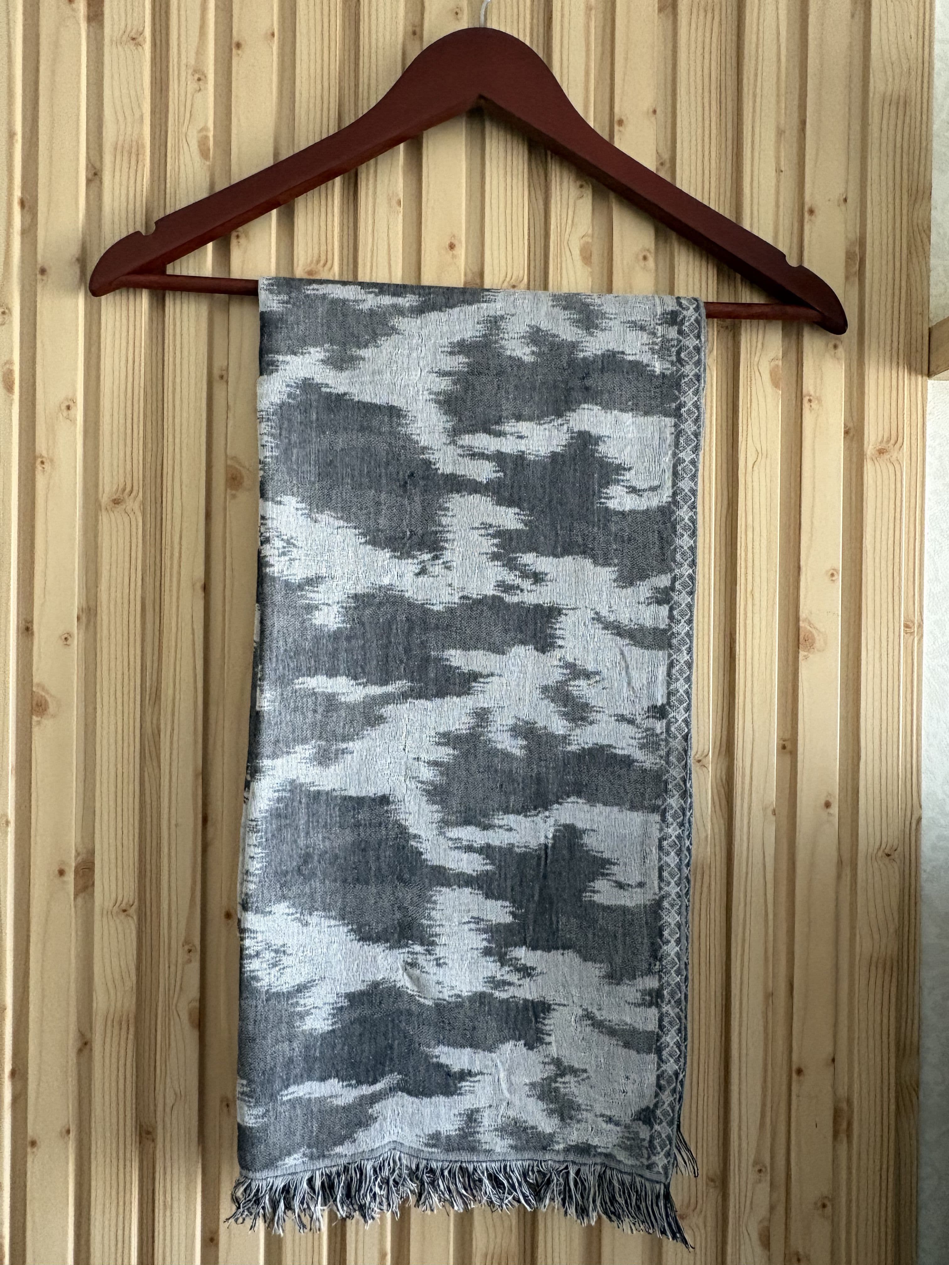 MONOCHROME IKAT